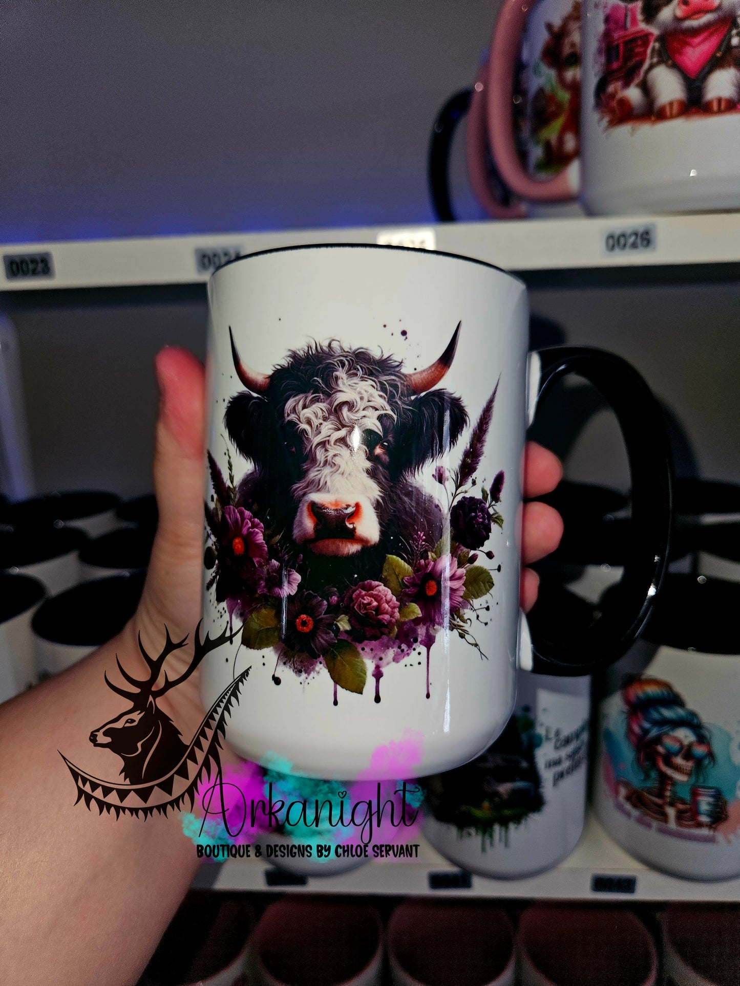 Tasse en céramique sur commande - Dark Flower Highland Cow - 01