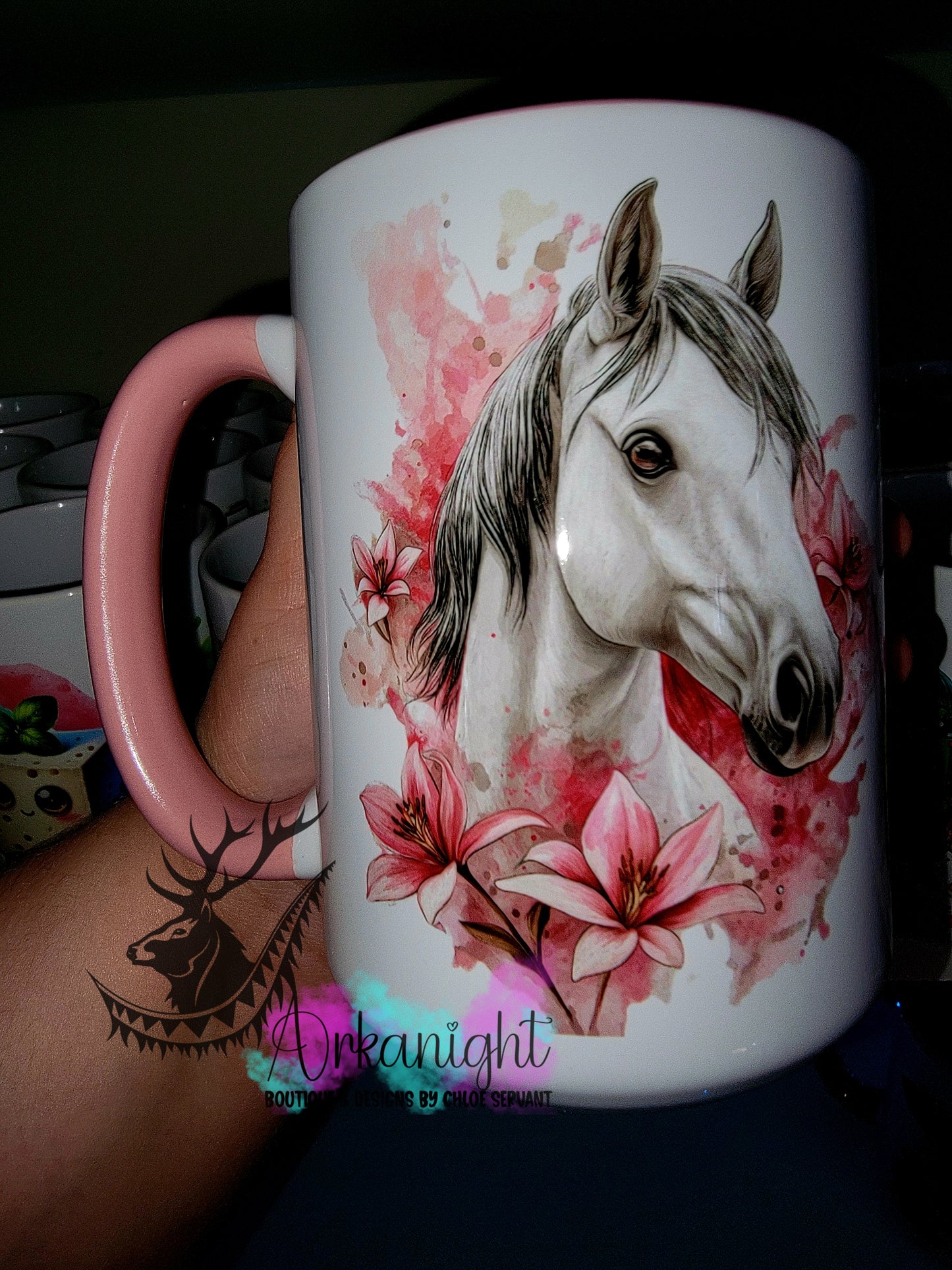Tasse en céramique sur commande - Collection Western 2026 - Realism - Cheval Blanc - Teinte de rose barbie