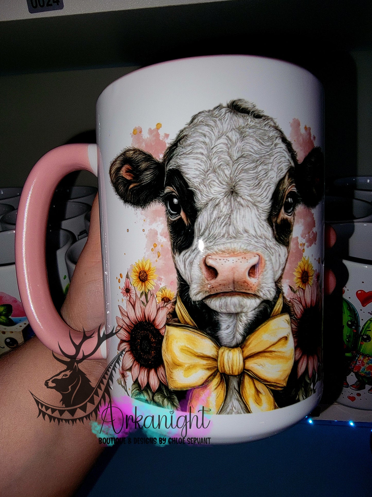 Tasse en céramique sur commande - Collection Western 2026 - Realism - Vache Holstein Noire & Blanche - Teinte de rose - Boucle Jaune