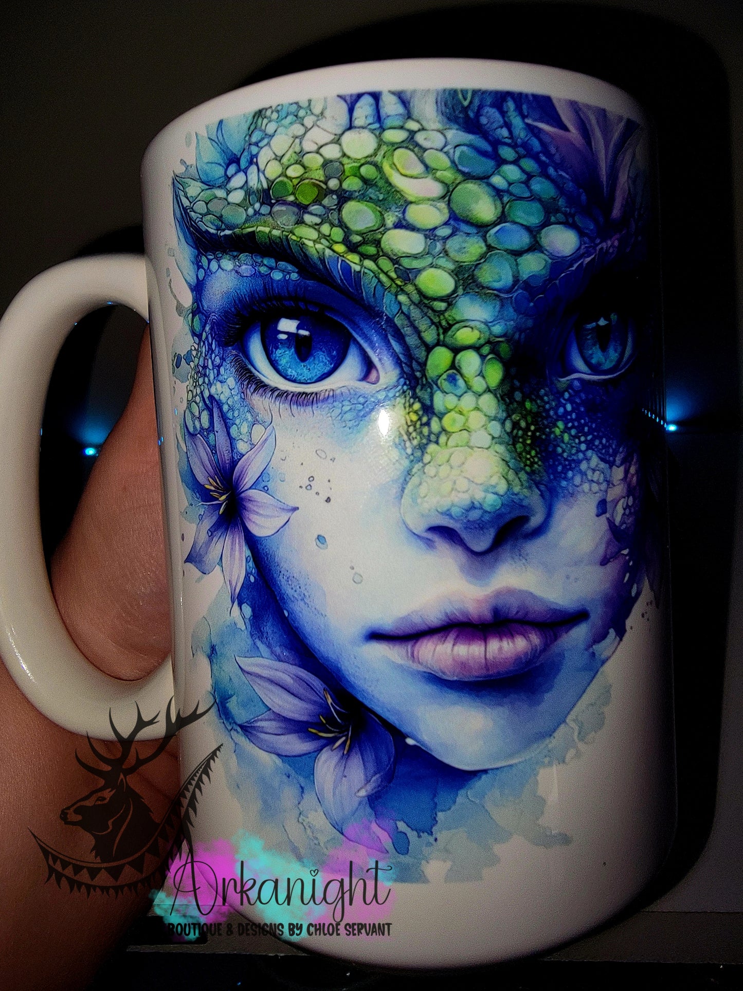 Tasse en céramique sur commande - Collection Fantaisie 2026 - Mi-Femme Mi-Dragon - Vert & Bleu
