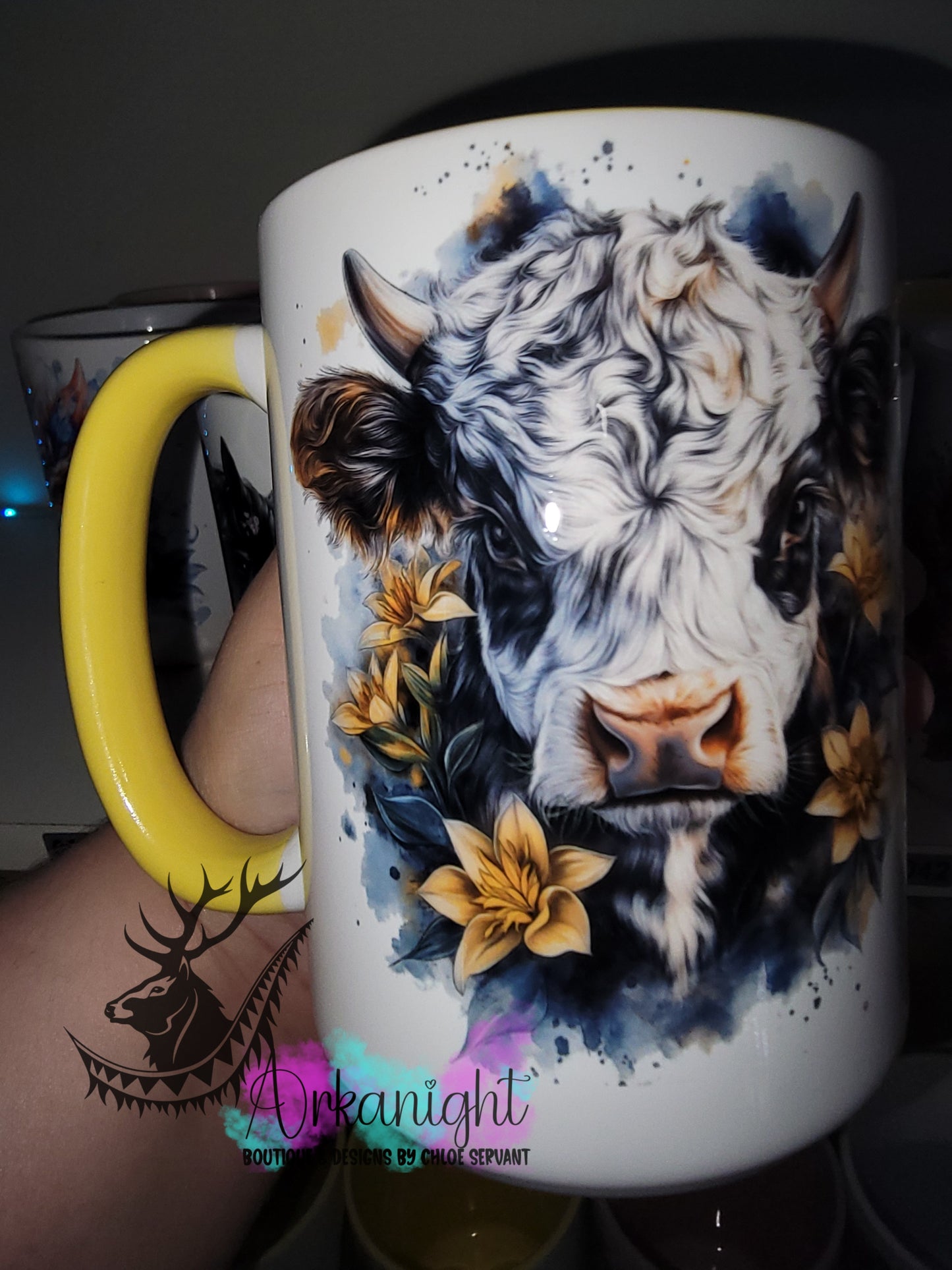Tasse en céramique sur commande - Collection Realism - Animaux - Vache Highland Noire & blanche - Teinte de bleu marin & or