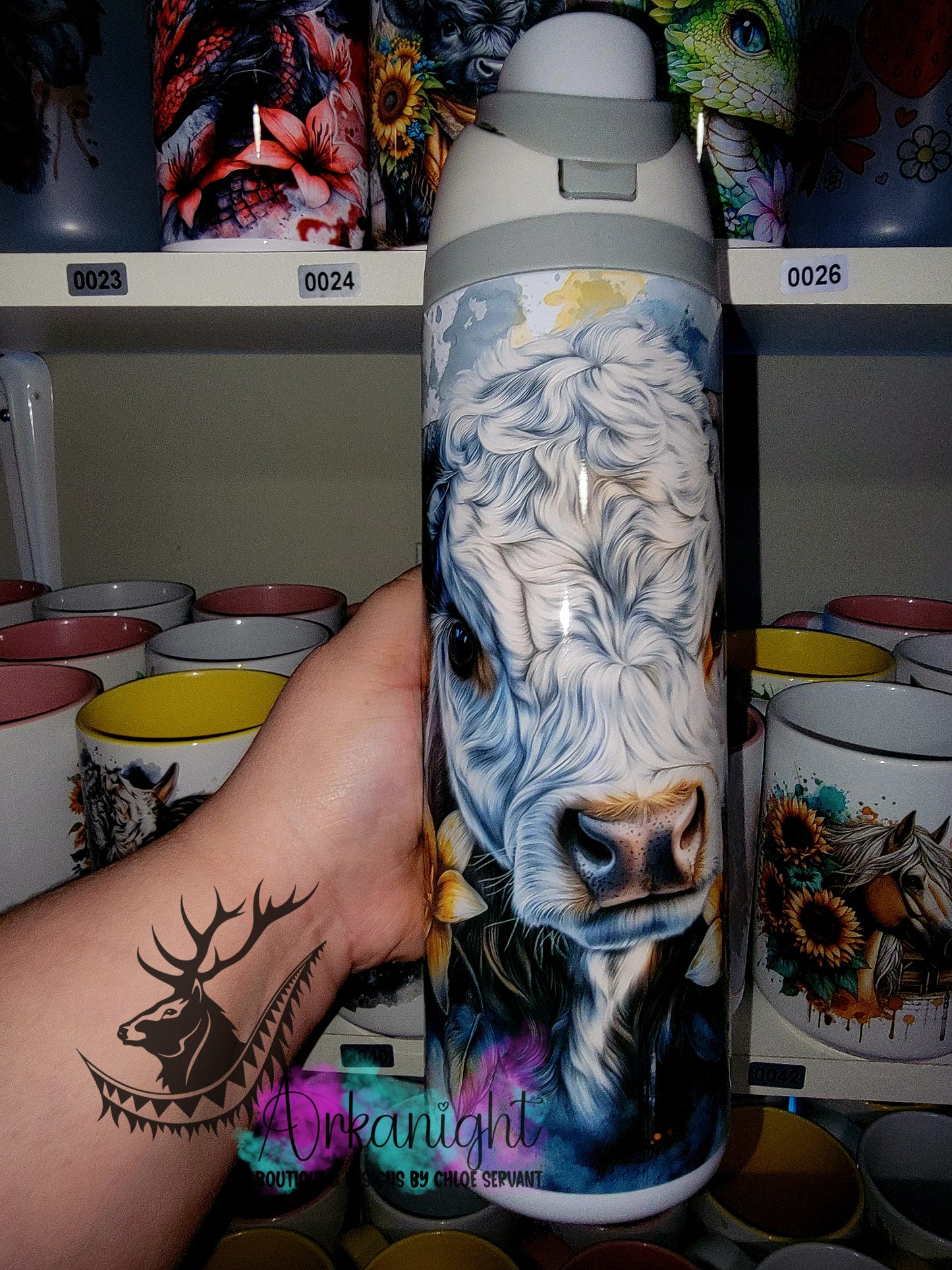 Owala DUPE 24 oz sur commande - Collection Western 2026 - Vache Highland Realism - Blanche & noir - Teinte de jaune & Gris/Bleu