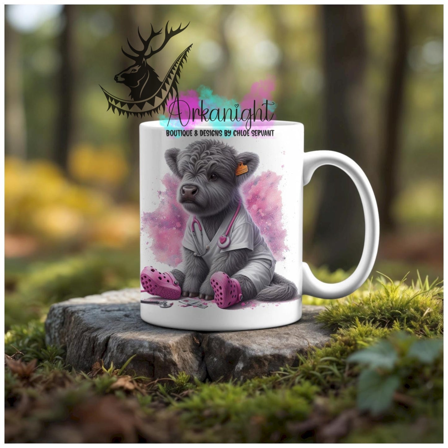 Numérique - Tasse en céramique - Collection Illustration Vache Métiers & Occupations - Vache Highland Grise - Infirmière - Teinte de Rose - 02