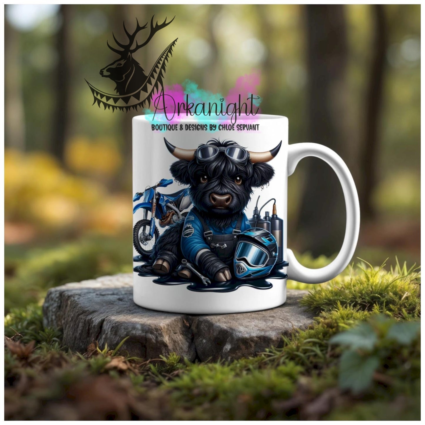 Numérique - Tasse en céramique - Collection Illustration Vache Métiers & Occupations - Vache Highland Noire - Motocross - Teinte Bleu
