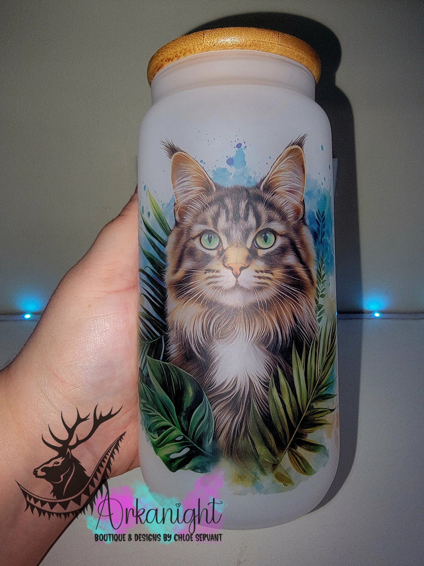 Verre en vitre givré 16oz & Couvercle en Bambou - Collection Watercolor Realism - Chat mainecoon Tabbie