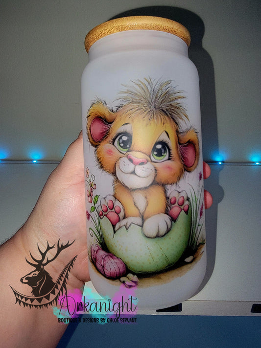 Verre en vitre givré 16oz & Couvercle en Bambou - Collection Pâques Vintage - Lionceau dans l'oeuf