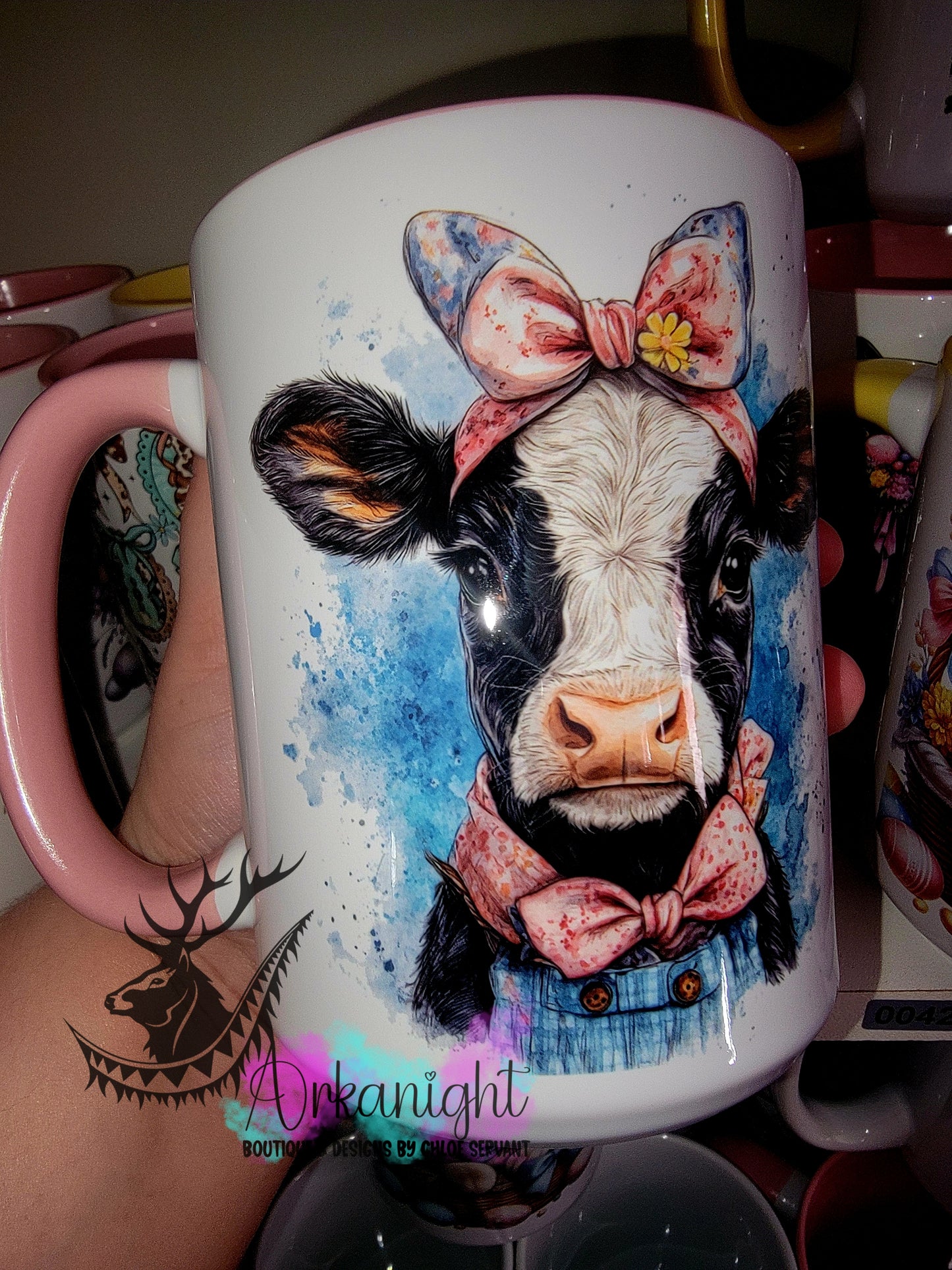 Tasse en céramique sur commande - Collection Watercolor Realism - Vache Holstein Noire & Blanche - Teinte de bleu/ Boucle rose & bleu