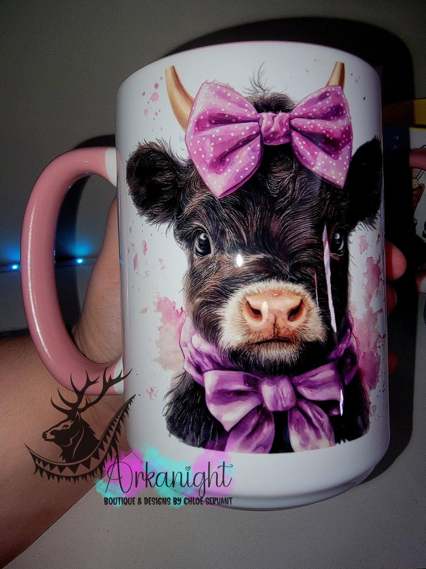 Tasse en céramique sur commande - Collection Watercolor Realism - Vache Highland Noire - Teinte de Mauve