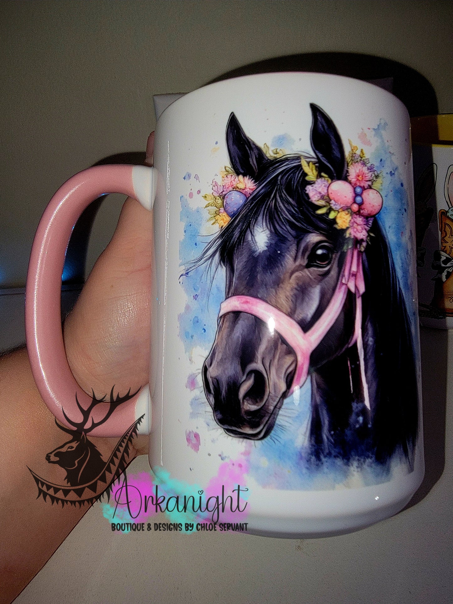 Tasse en céramique sur commande - Collection Watercolor Realism - Cheval Noir - Teinte Bleu / Boucle Rose