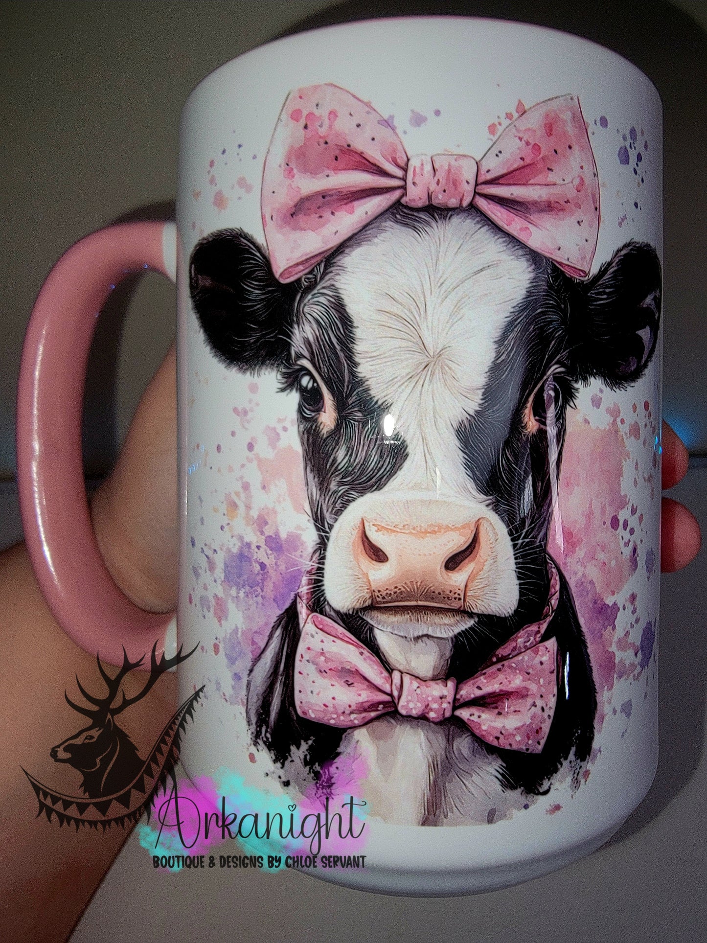 Tasse en céramique sur commande - Collection Watercolor Realism - Vache Holstein Noire & Blanche - Teinte Mauve & Rose / Boucle Rose