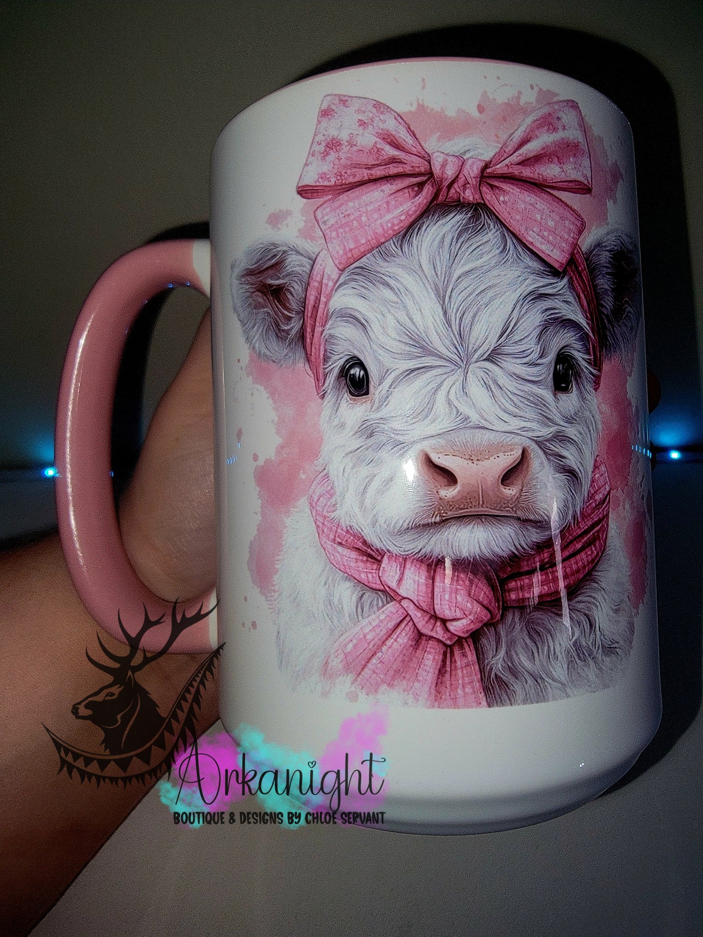 Tasse en céramique sur commande - Collection Watercolor Realism - Vache Highland Blanche - Teinte rose Bonbon