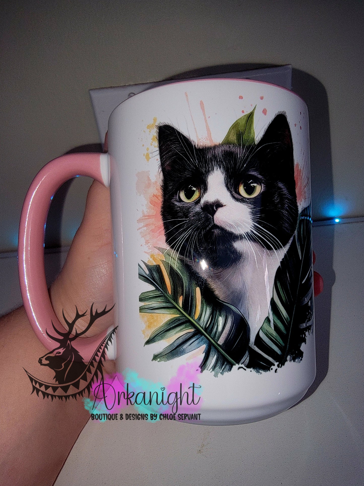 Tasse en céramique sur commande - Collection Watercolor Realism - Chat Domestique Noir & Blanc - Teinte rose/Jaune