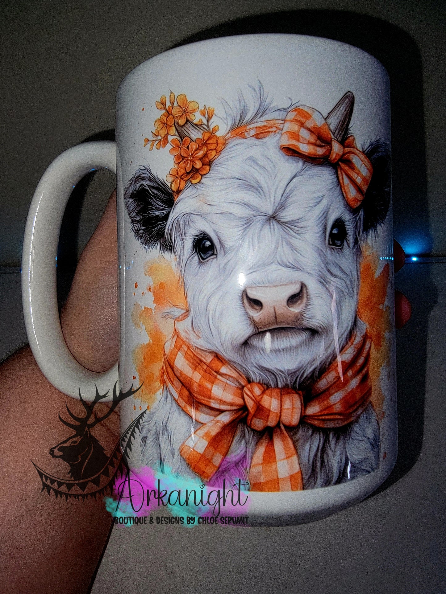 Tasse en céramique sur commande - Collection Watercolor Realism - Vache Highland Blanche - Teinte orangé