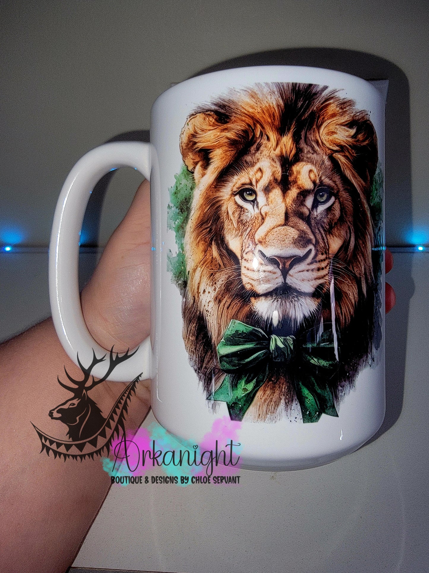 Tasse en céramique sur commande - Collection Watercolor Realism - Lion - Teinte verte / Boucle Verte