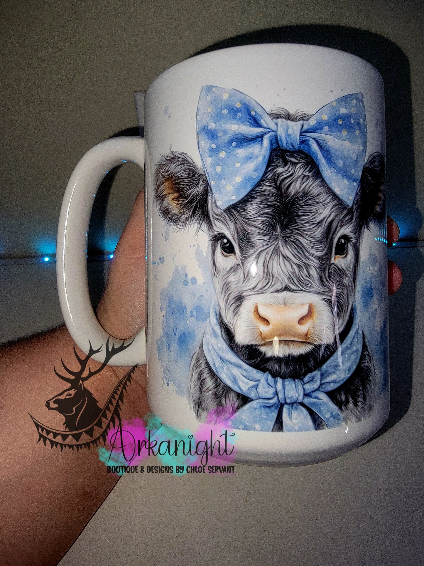 Tasse en céramique sur commande - Collection Watercolor Realism - Vache Highland Grise - Teinte Bleu Ciel / Boucle Bleu Ciel