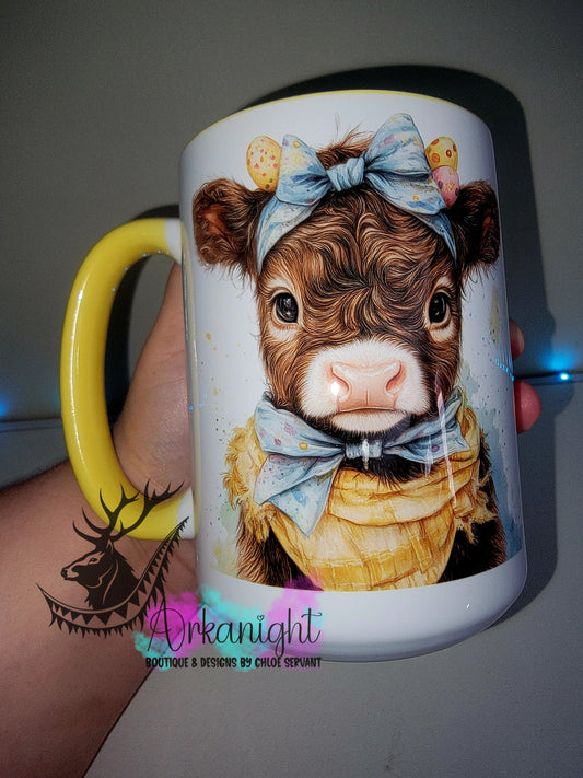 Tasse en céramique sur commande - Collection Watercolor Realism - Vache Highland Brune & Blanche - Boucle Bleu / Foulard Jaune