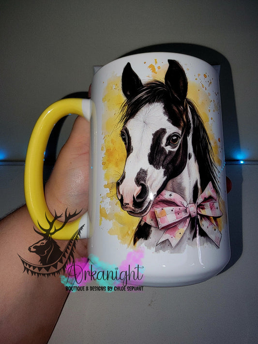 Tasse en céramique sur commande - Collection Watercolor Realism - Pouliche Paint Horse Noire & Blanche - Teinte jaune / Boucle rose