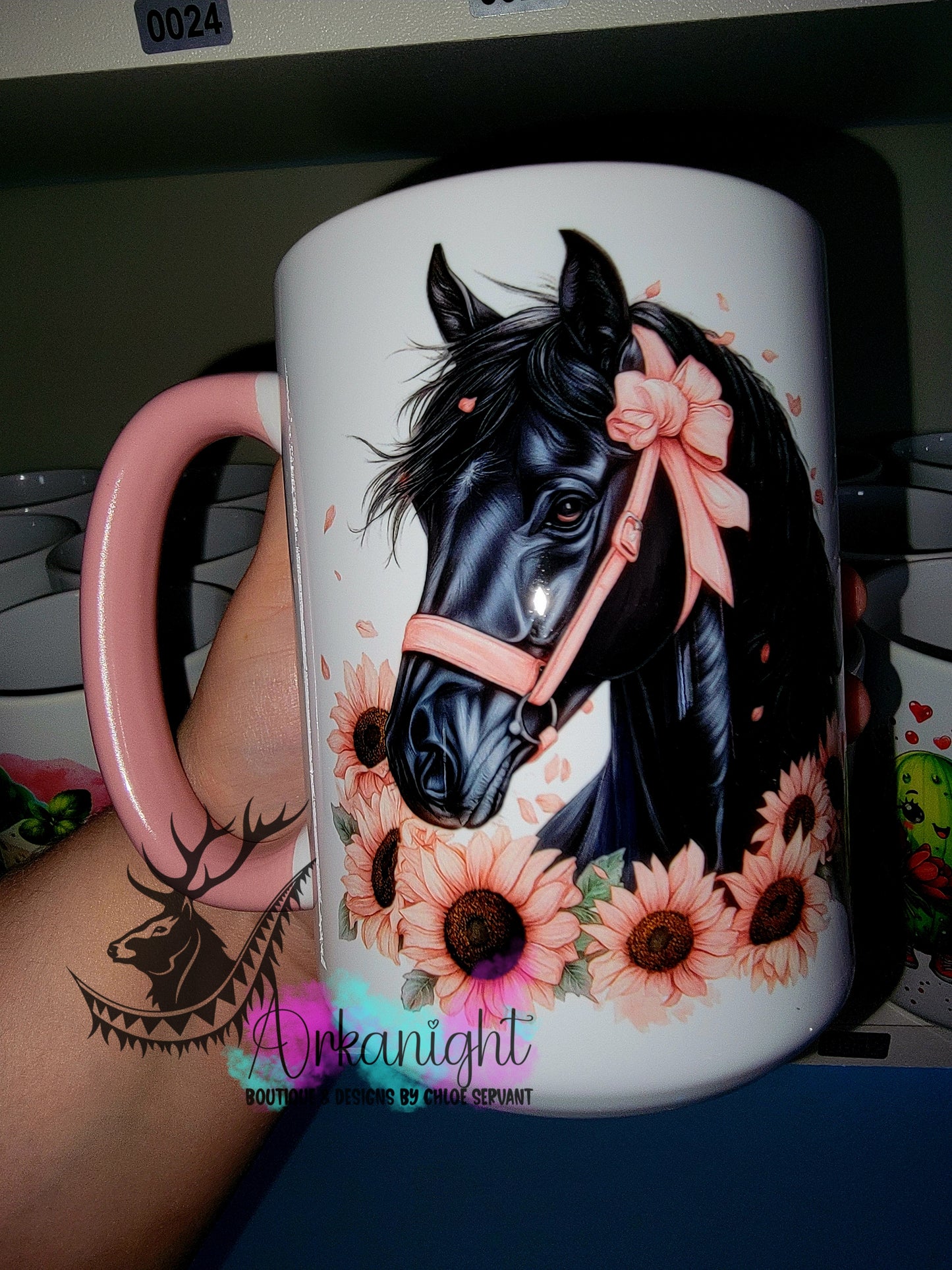 Tasse en céramique sur commande - Collection Western 2026 - Realism - Cheval Noir Jais - Teinte rose barbie