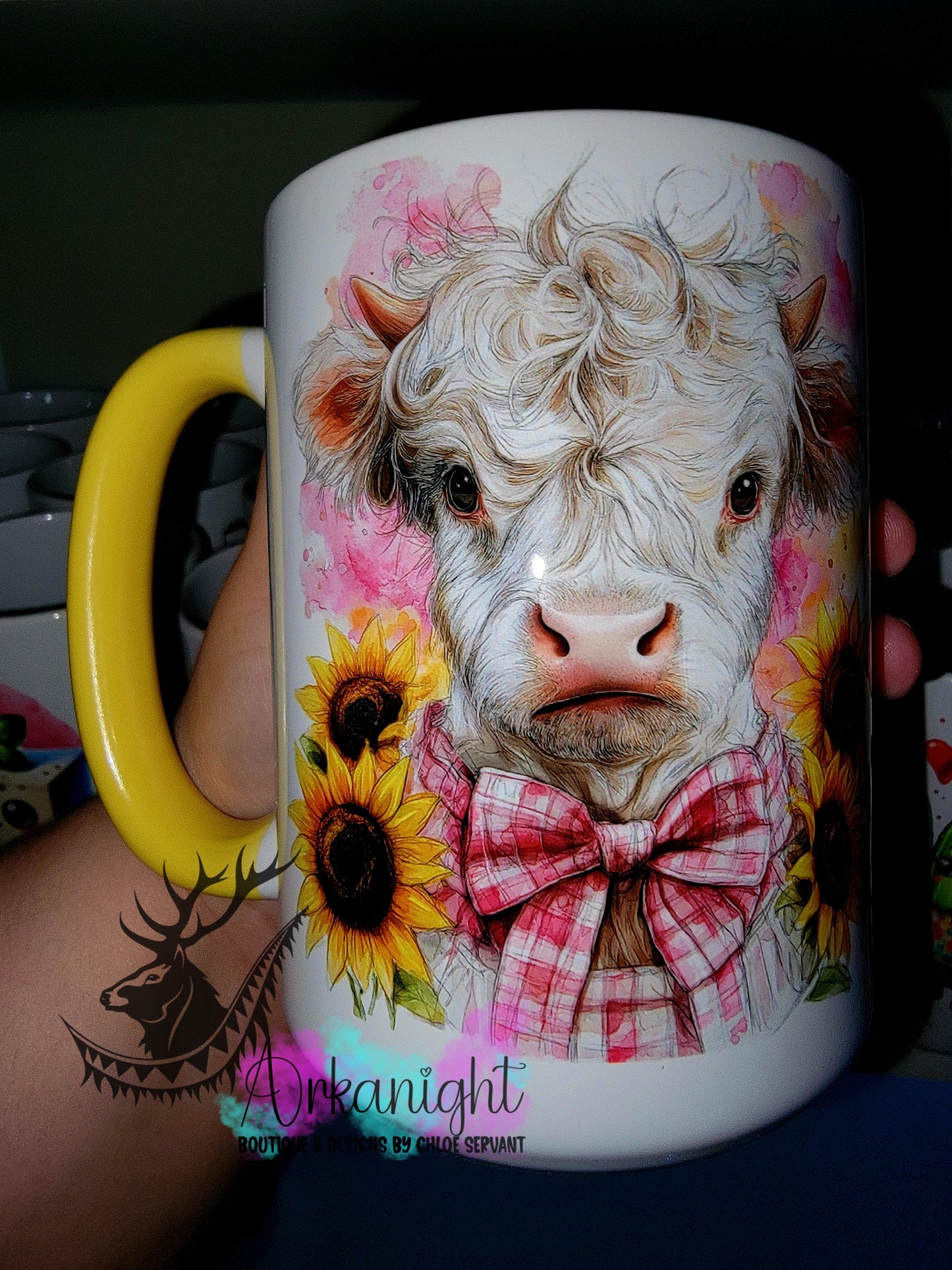 Tasse en céramique sur commande - Collection Western 2026 - Realism - Vache Highland Blanche - Teinte de rose barbie