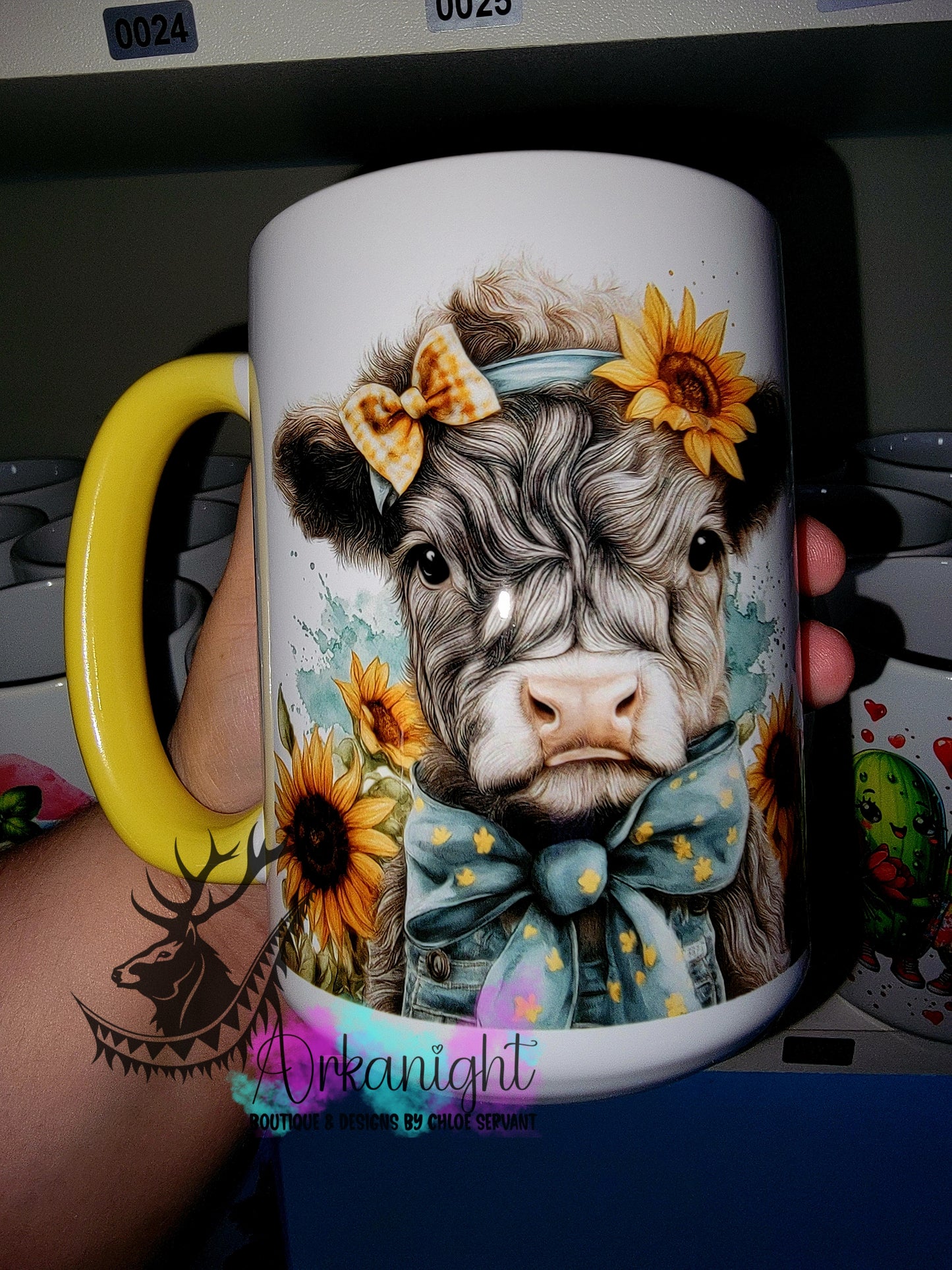 Tasse en céramique sur commande - Collection Western 2026 - Realism - Vache Highland Grise - Boucle sunflower