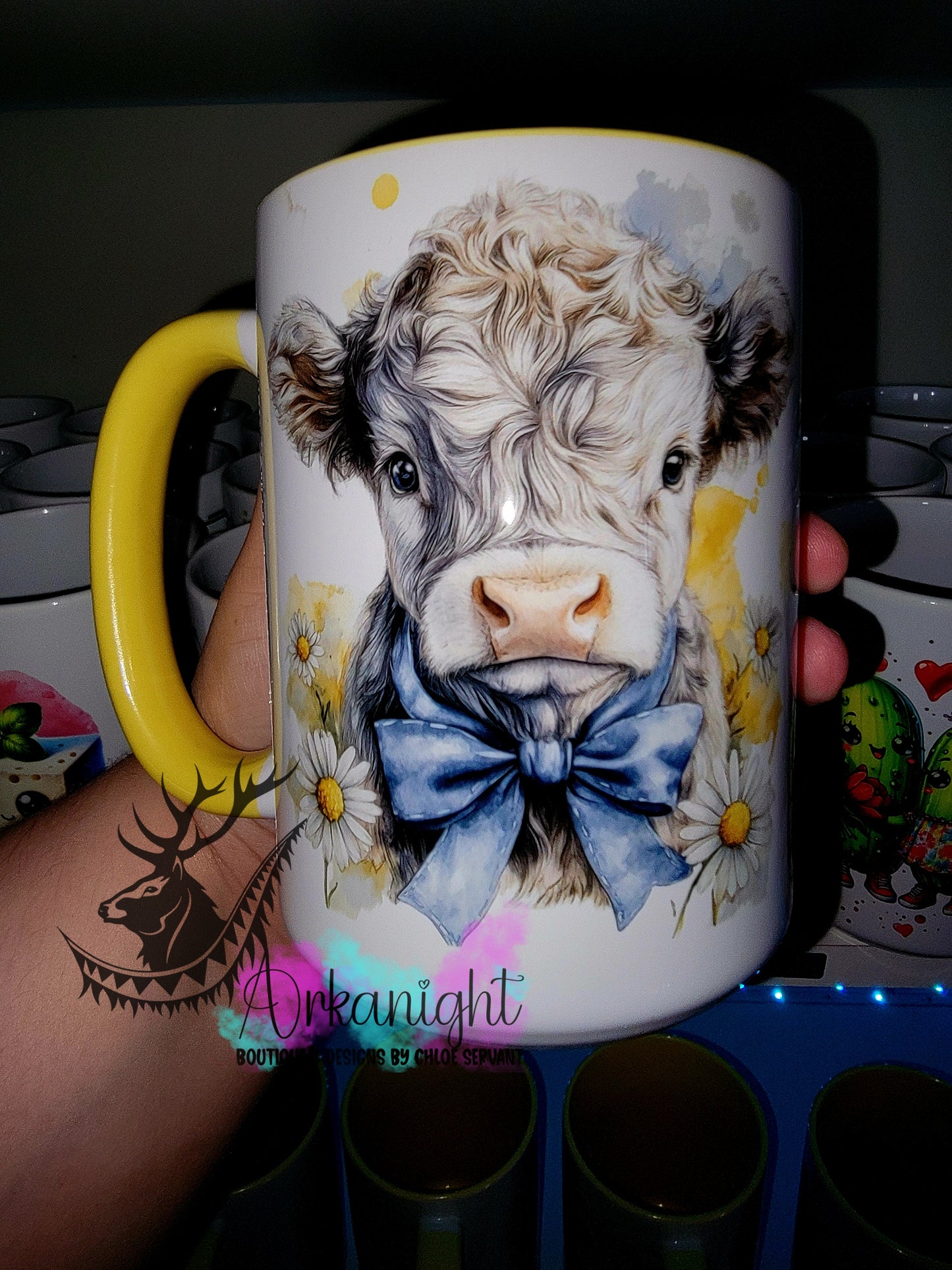 Tasse en céramique sur commande - Collection Western 2026 - Realism - Vache Highland Grise - Boucle Bleu