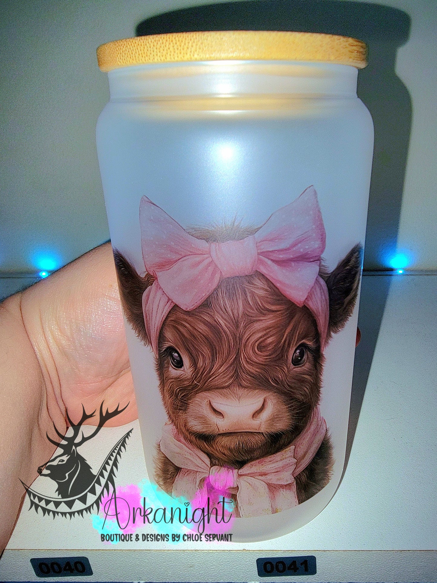 Verre en vitre givré 16oz & Couvercle en Bambou - Collection Realism - Vache Highland rousse - Boucle rose