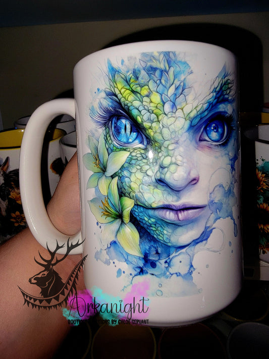 Tasse en céramique sur commande - Collection Fantaisie 2026 - Mi-Femme Mi-Dragon - Vert Menthe & Cian