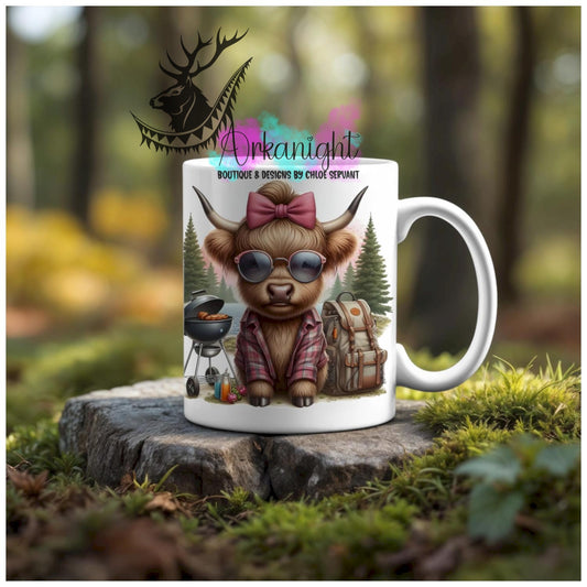Numérique - Tasse en céramique - Collection Illustration Vache Métiers & Occupations - Vache Highland Tan - Camping  - Teinte de vert pâle