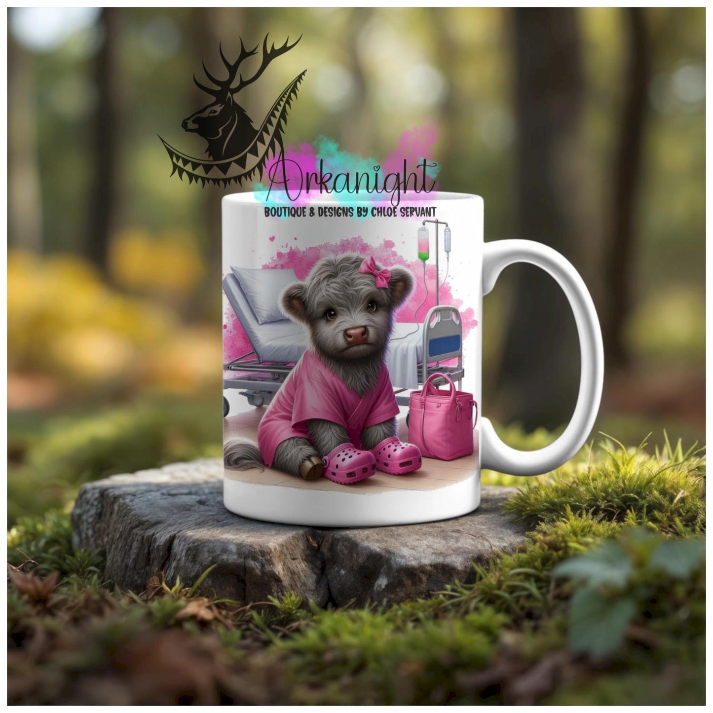 Numérique - Tasse en céramique - Collection Illustration Vache Métiers & Occupations - Vache Highland Grise - Infirmière - Teinte de Rose - 01