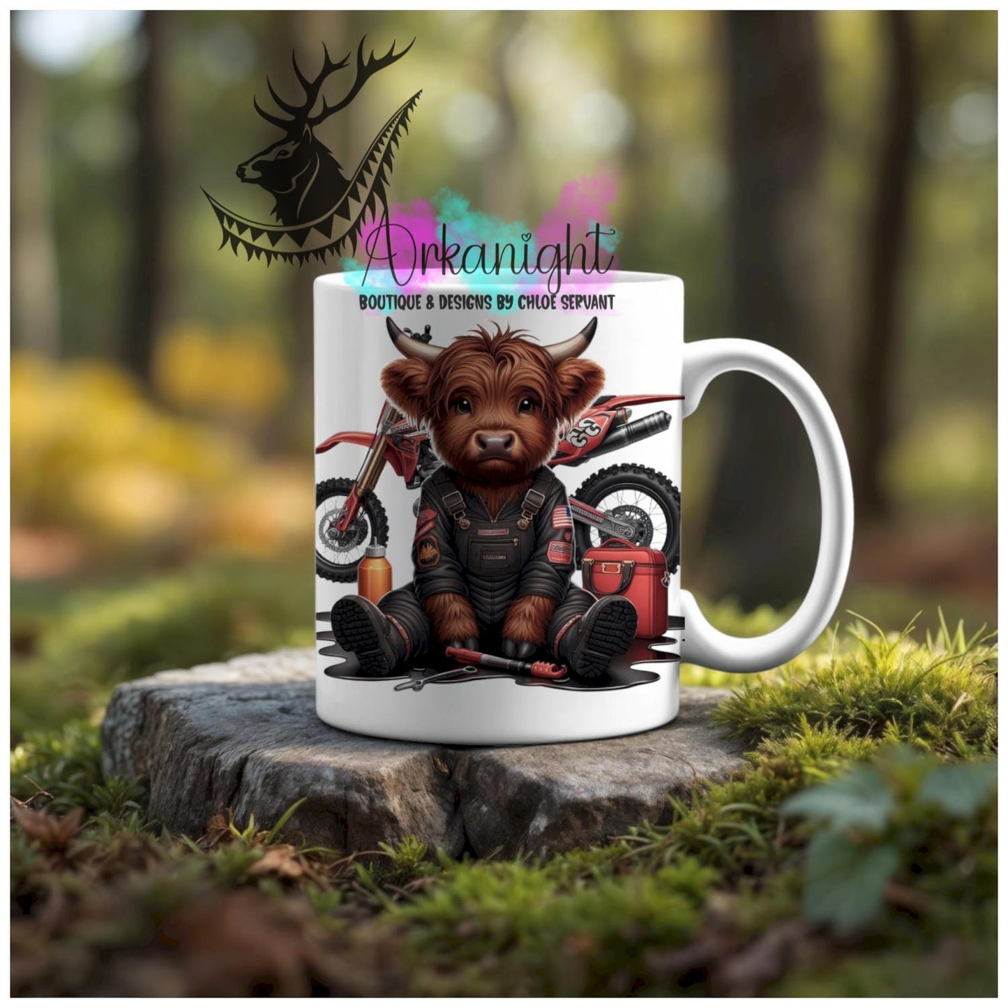 Numérique - Tasse en céramique - Collection Illustration Vache Métiers & Occupations - Vache Highland Rousse - Motocross - Teinte de Rouge/Orangé