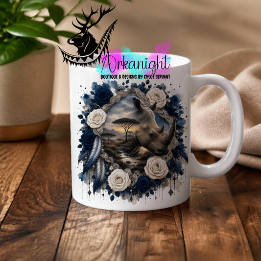 Numérique - Tasse en céramique - Collection Boho 2026 ♡ Double Exposition - Rhino