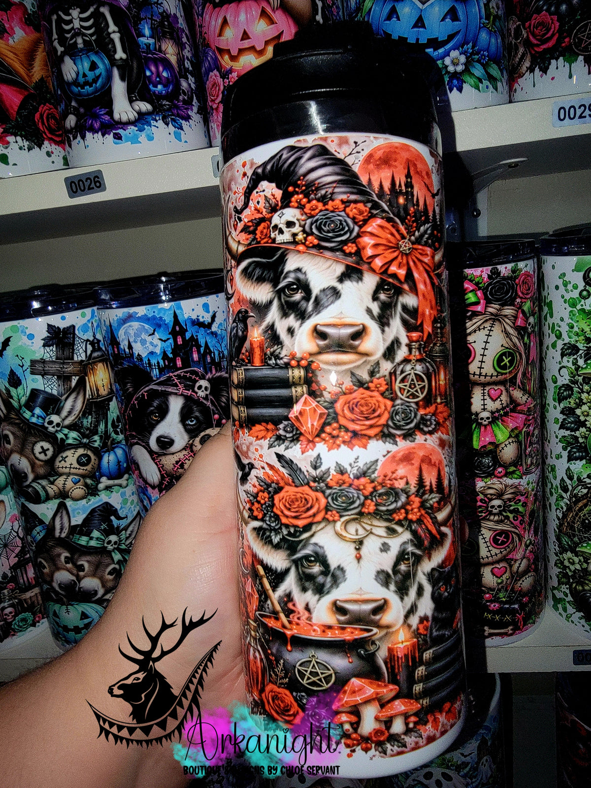 Gourde sur commande - Couvercle à café - 14 oz - Collection Halloween 2026 - Vache Noir et Blanche Sorcière rouge